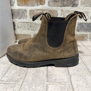 Blundstone Distressed Brown Chelsea Men’s 7.5 and a US Women’s 9.5. Boots